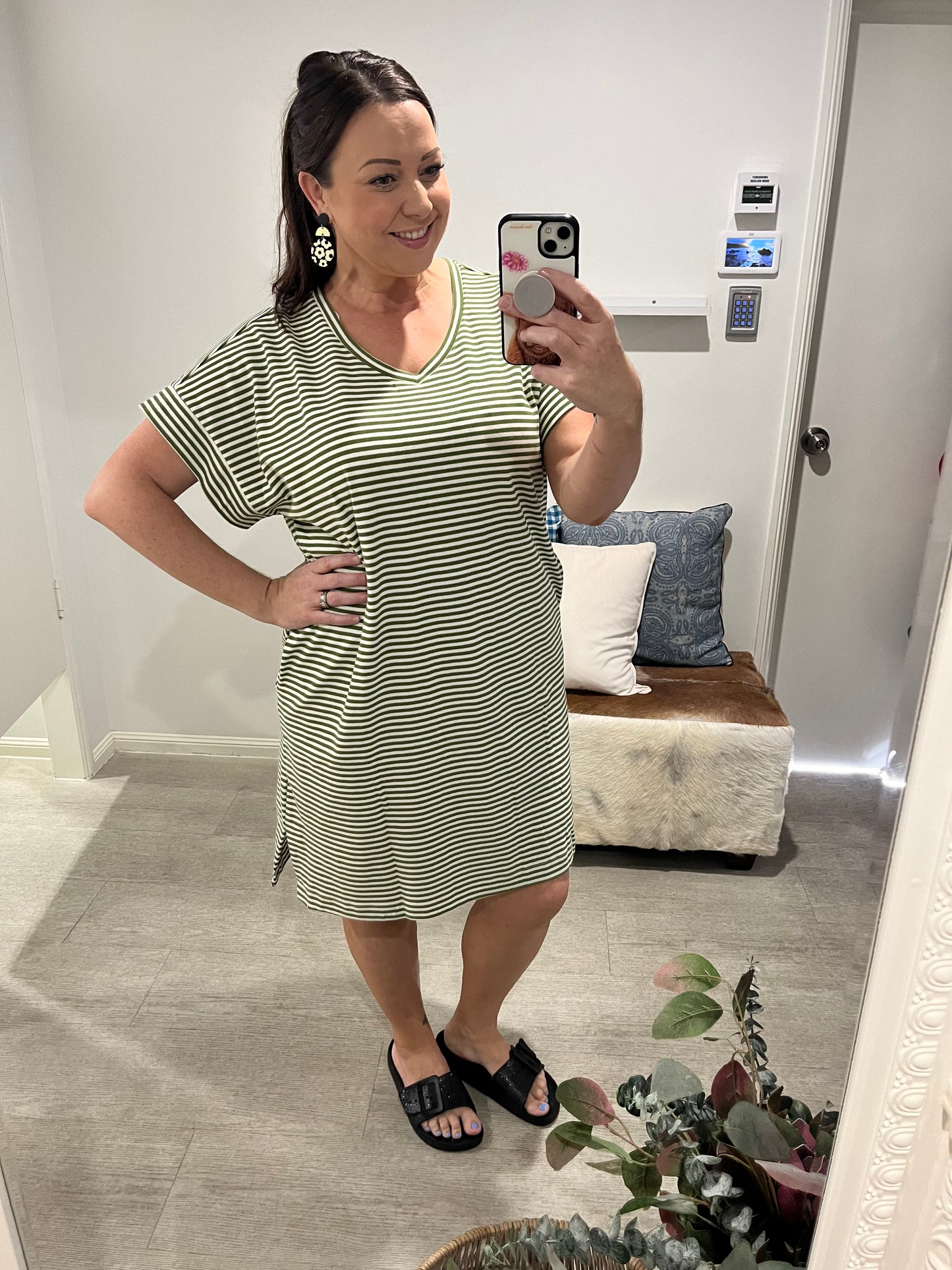 BETTY ELISE V NECK DRESS