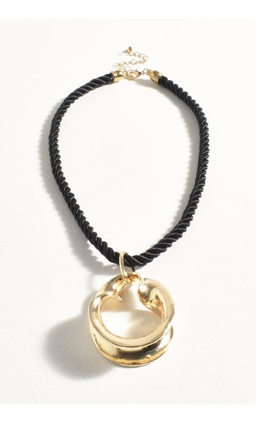 SHORT RING PENDANT NECKLACE