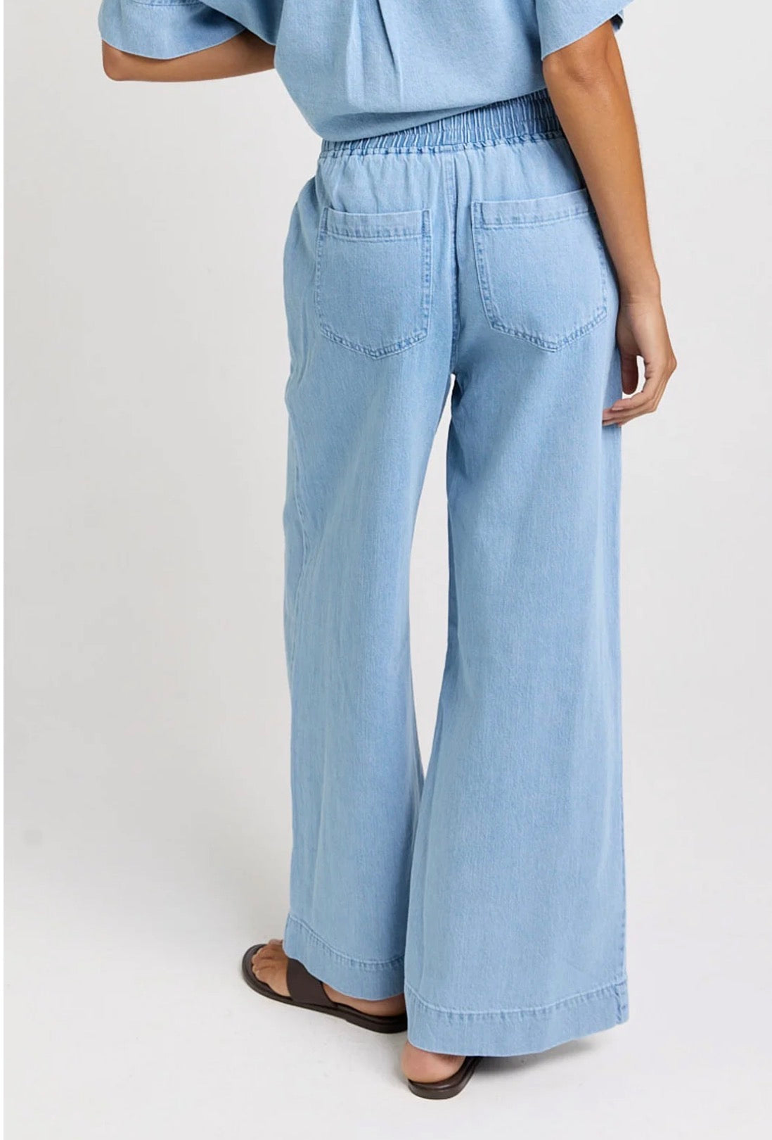 BETTY BASICS SAFFRA RELAX LEG JEAN MEDIUM WASH