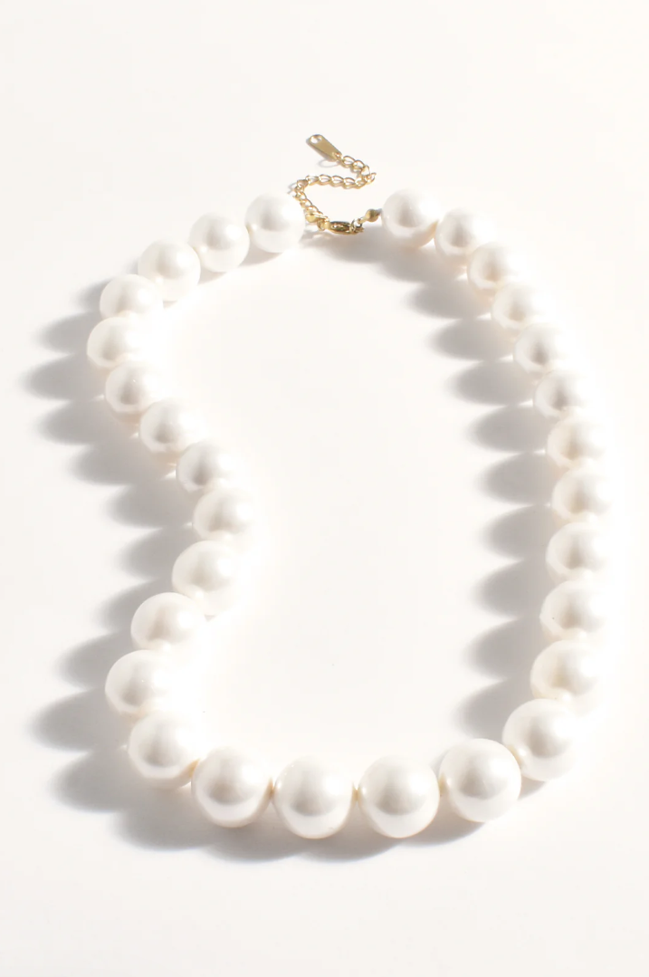 CHUNKY FAUX PEARL NECKLACE