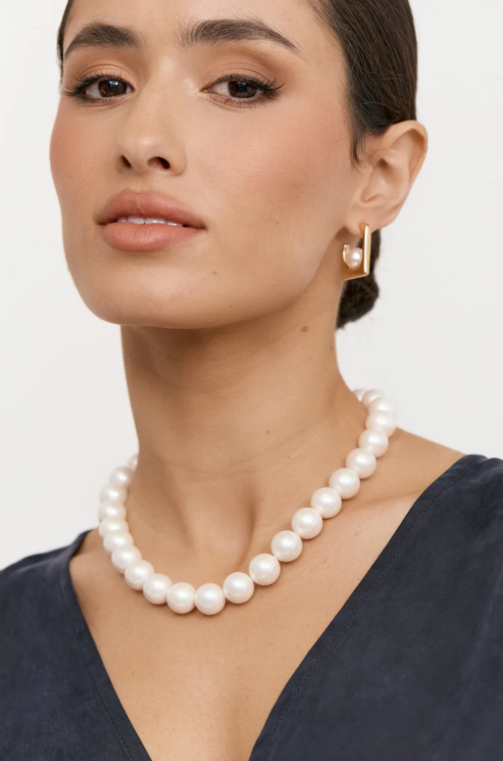 CHUNKY FAUX PEARL NECKLACE