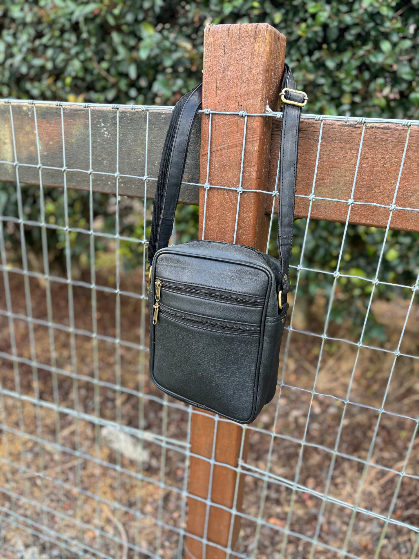 PERRA LEATHER DISCOVER CROSSBODY