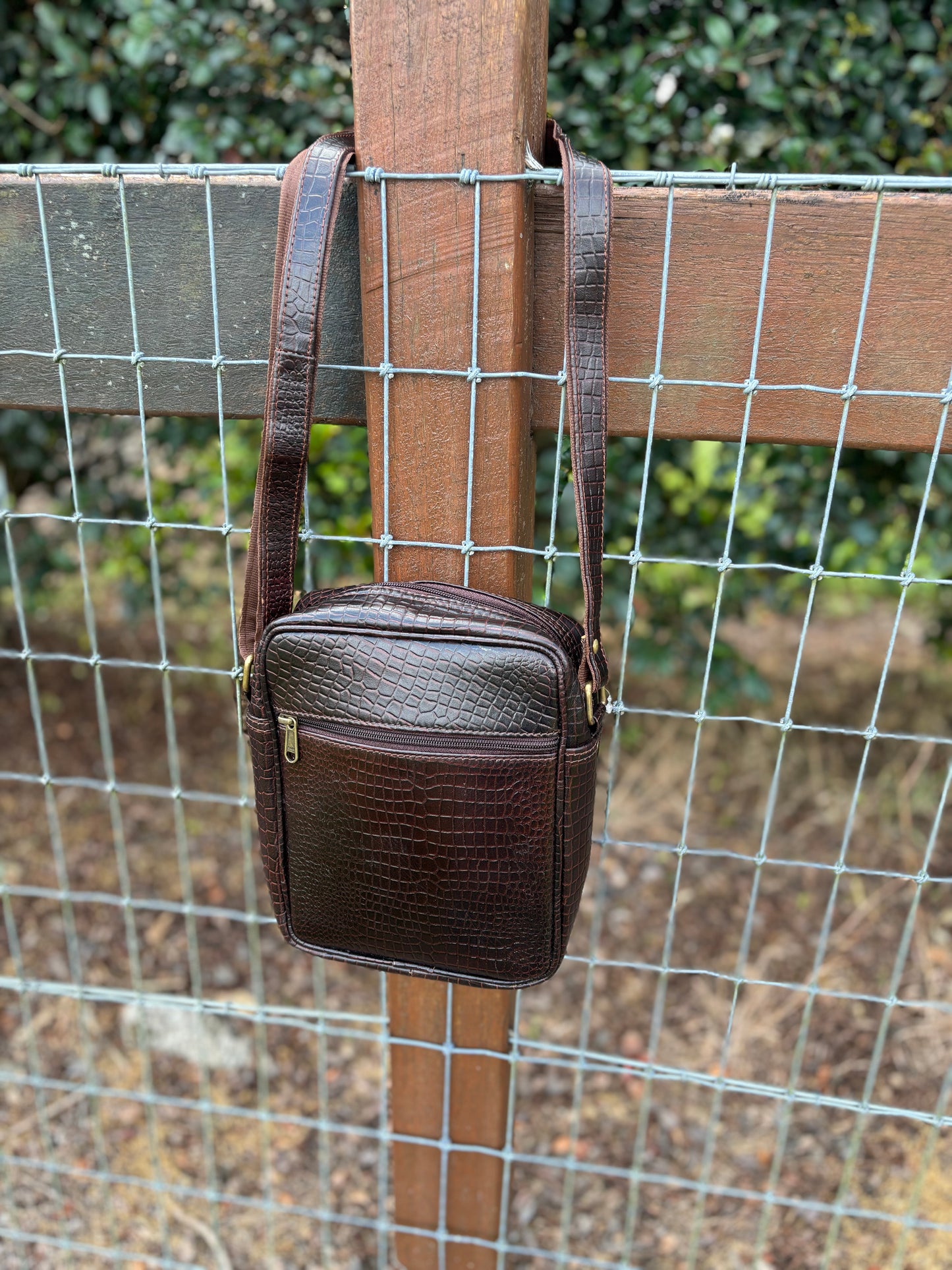 PERRA LEATHER DISCOVER CROSSBODY