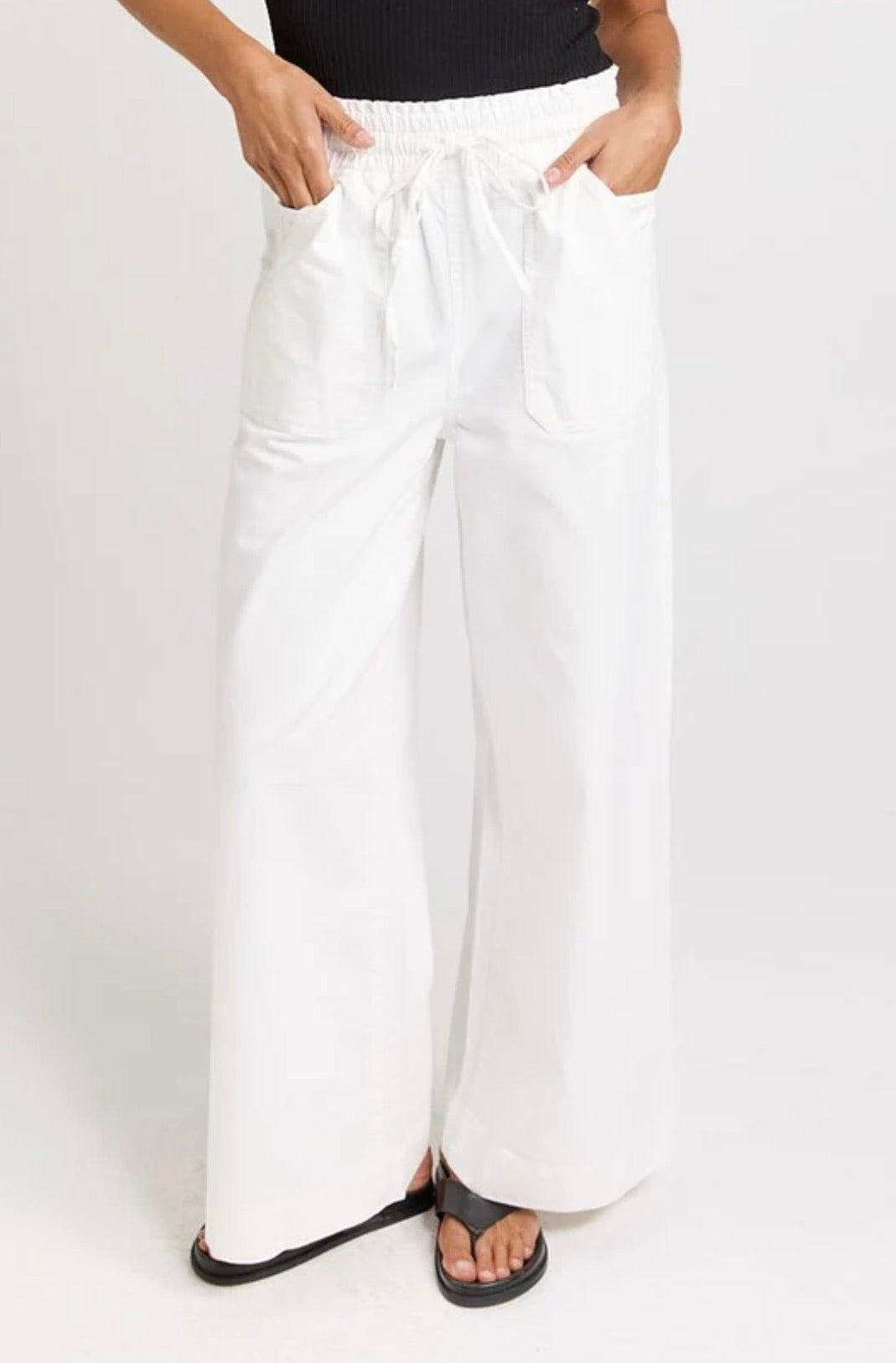 BETTY BASICS SAFFRA RELAX LEG JEAN WHITE