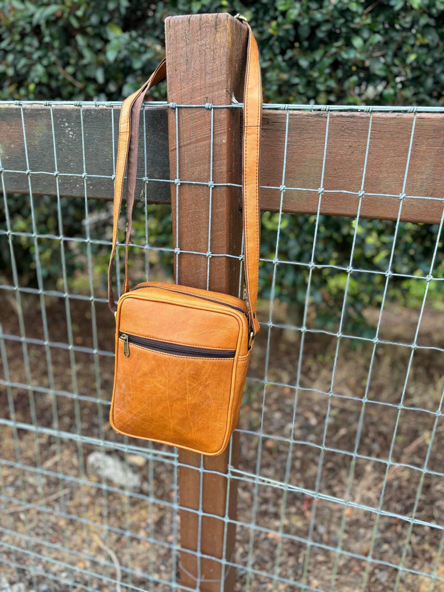 PERRA LEATHER DISCOVER CROSSBODY