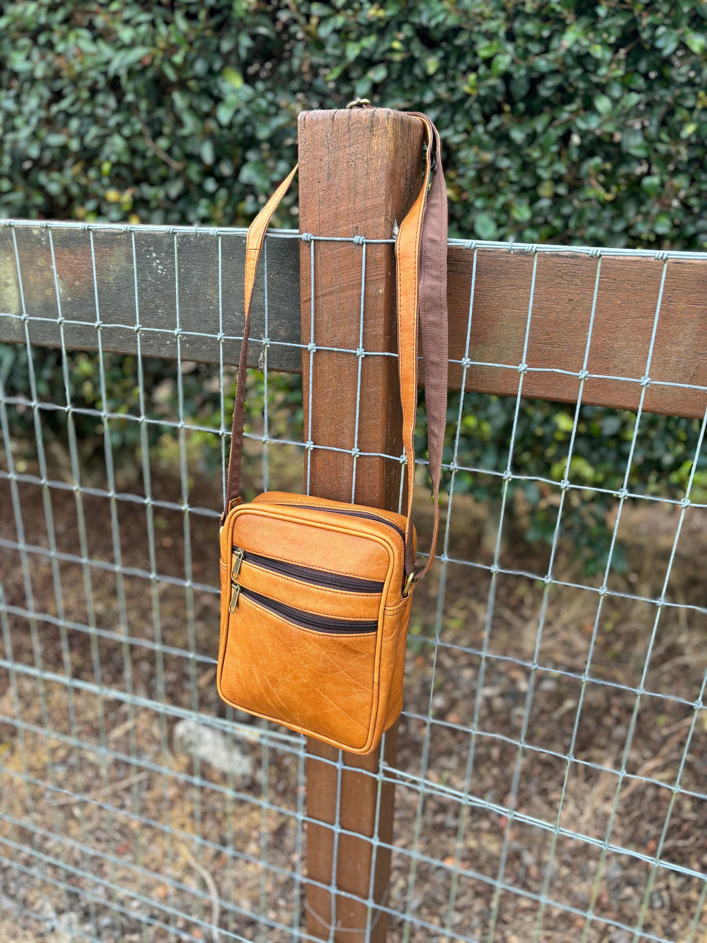 PERRA LEATHER DISCOVER CROSSBODY