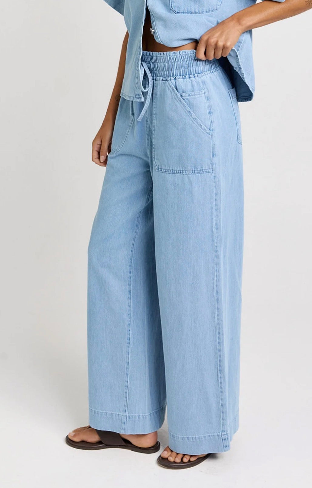 BETTY BASICS SAFFRA RELAX LEG JEAN MEDIUM WASH