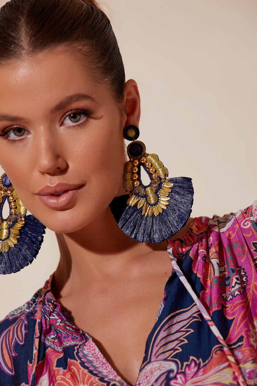AEA-3218NAVY STATEMENT EARRING