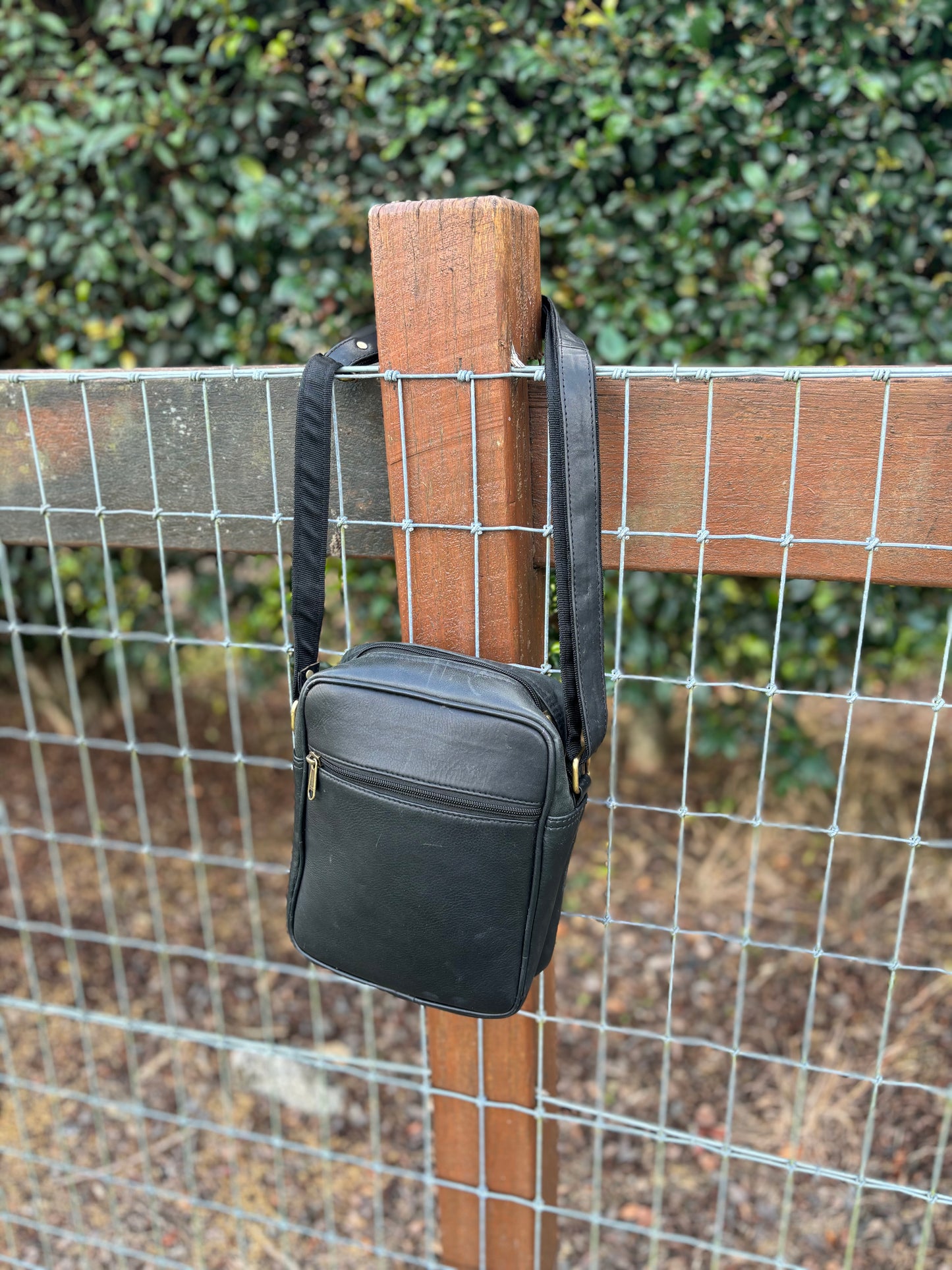 PERRA LEATHER DISCOVER CROSSBODY