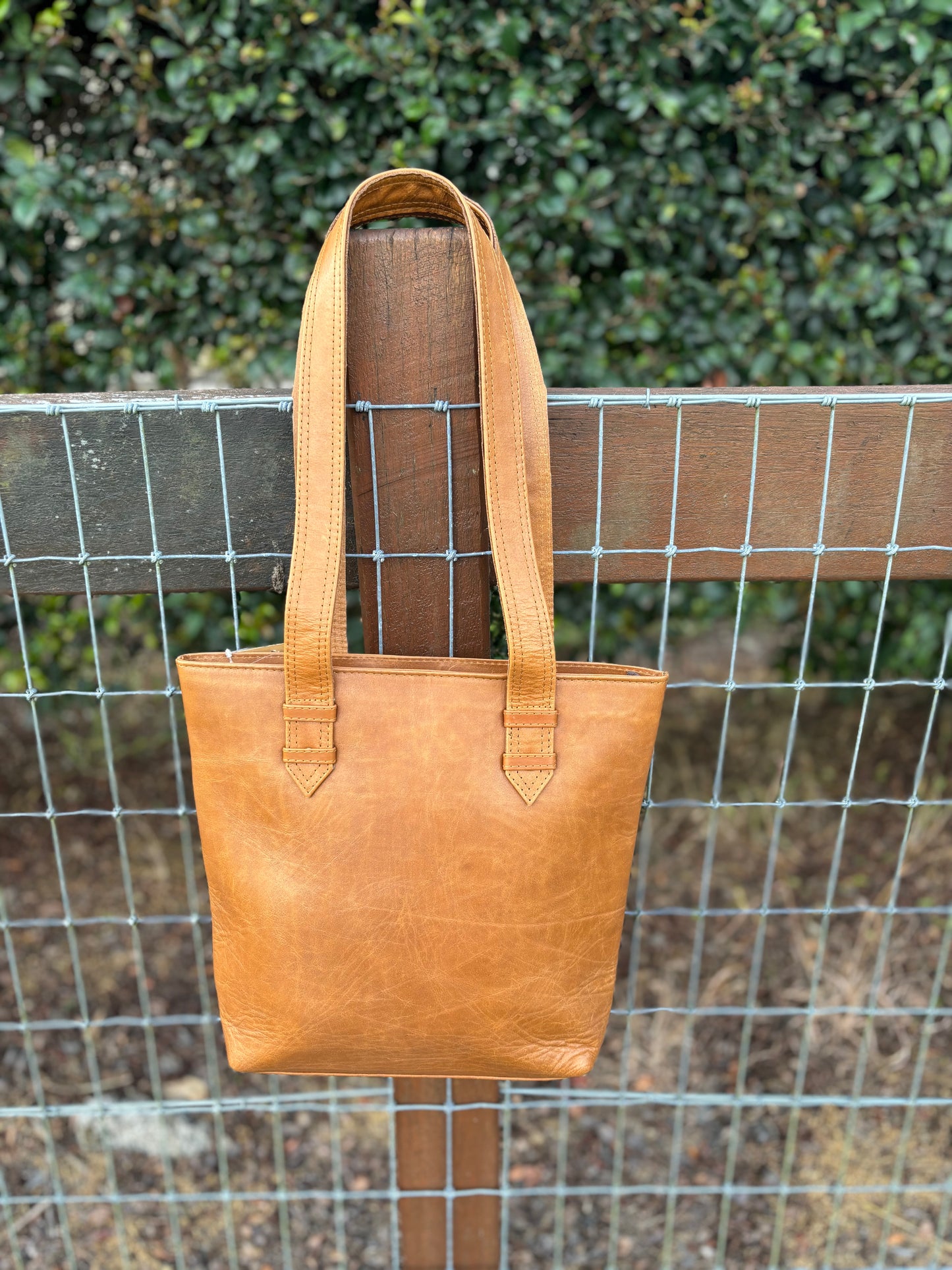 PERRA RANGE LEATHER TOTE HANDBAG