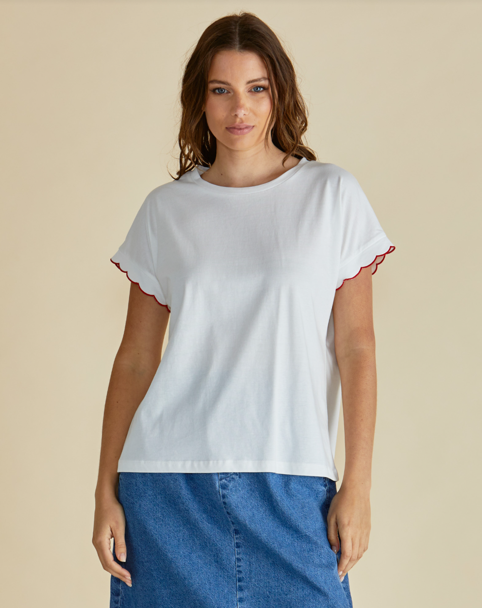 BETTY BASICS SLOANE SCALLOP TEE WHITE
