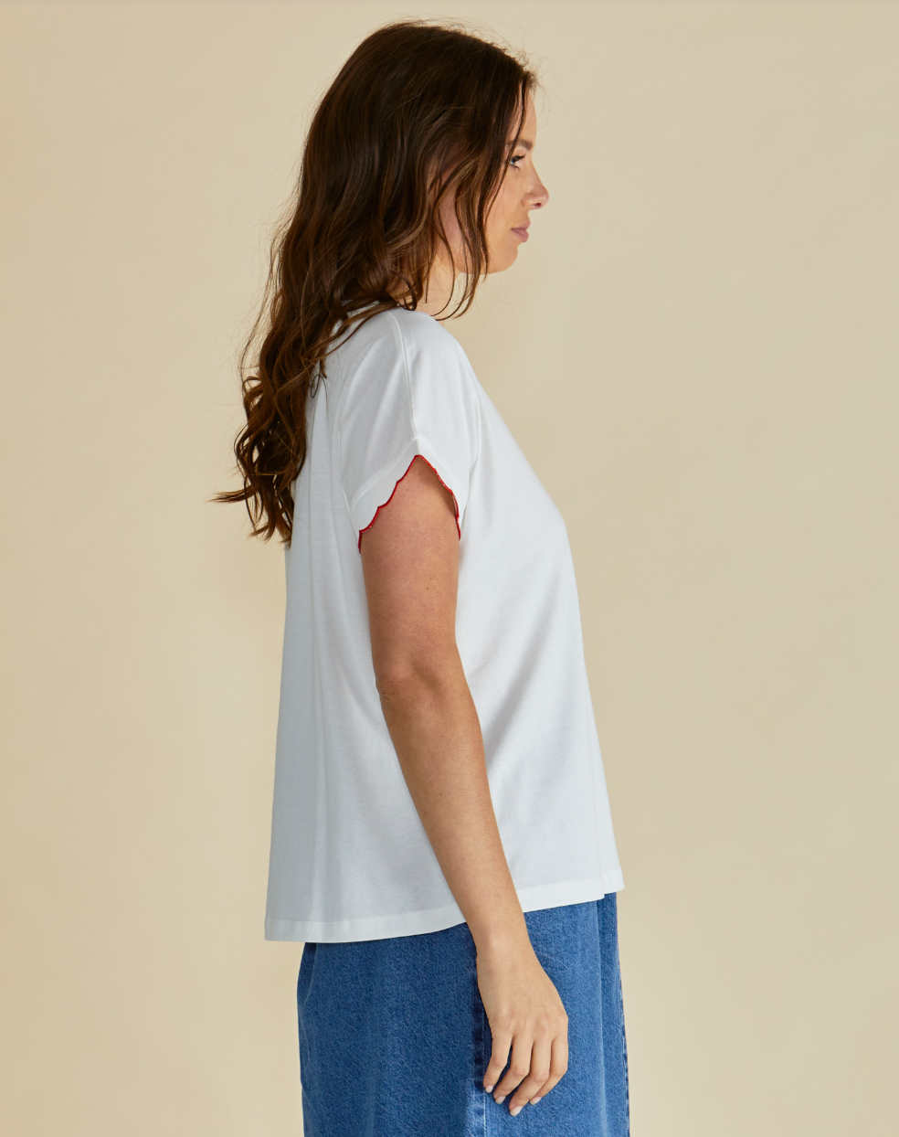 BETTY BASICS SLOANE SCALLOP TEE WHITE