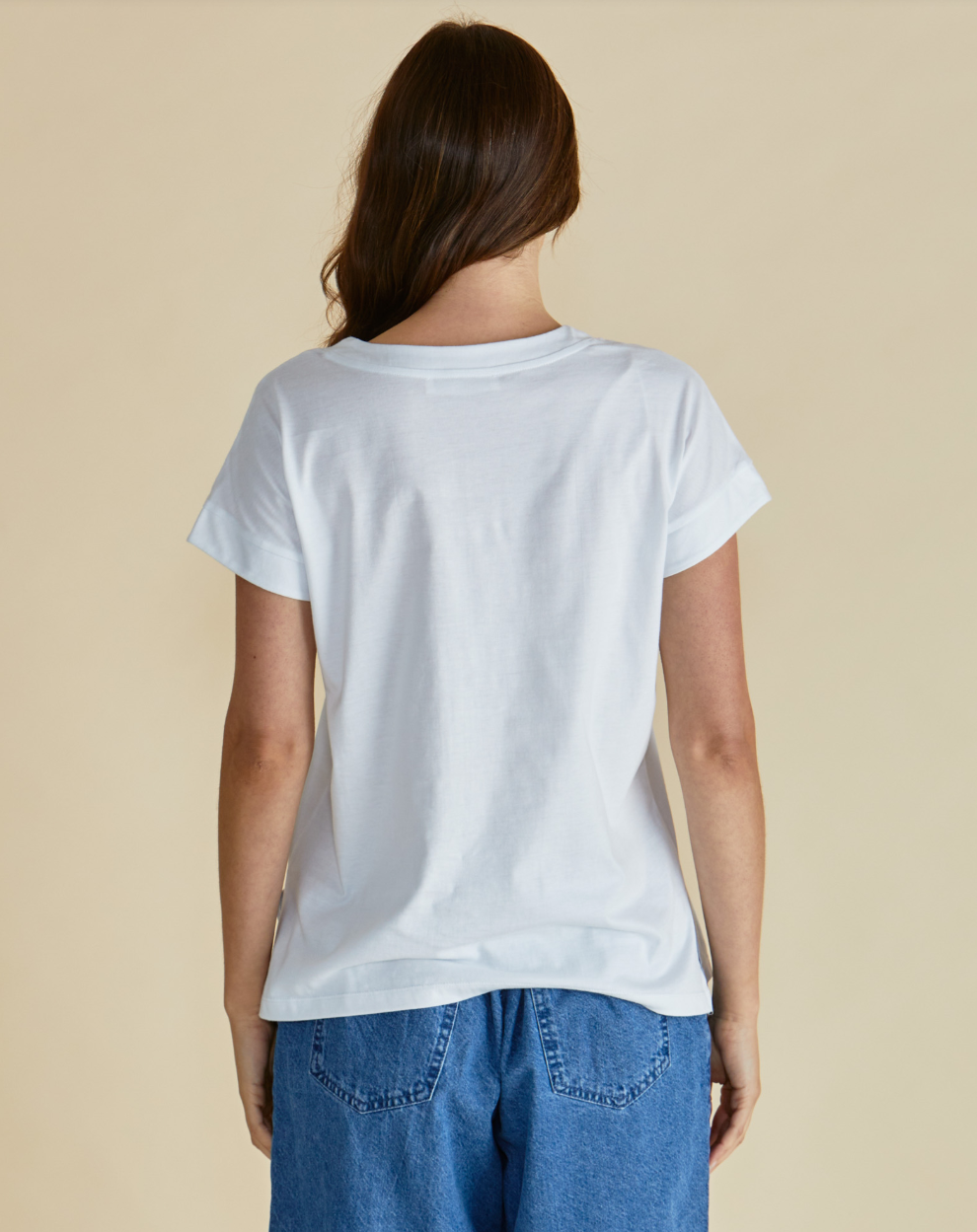 BETTY BASICS TRACY V NECK TEE WHITE