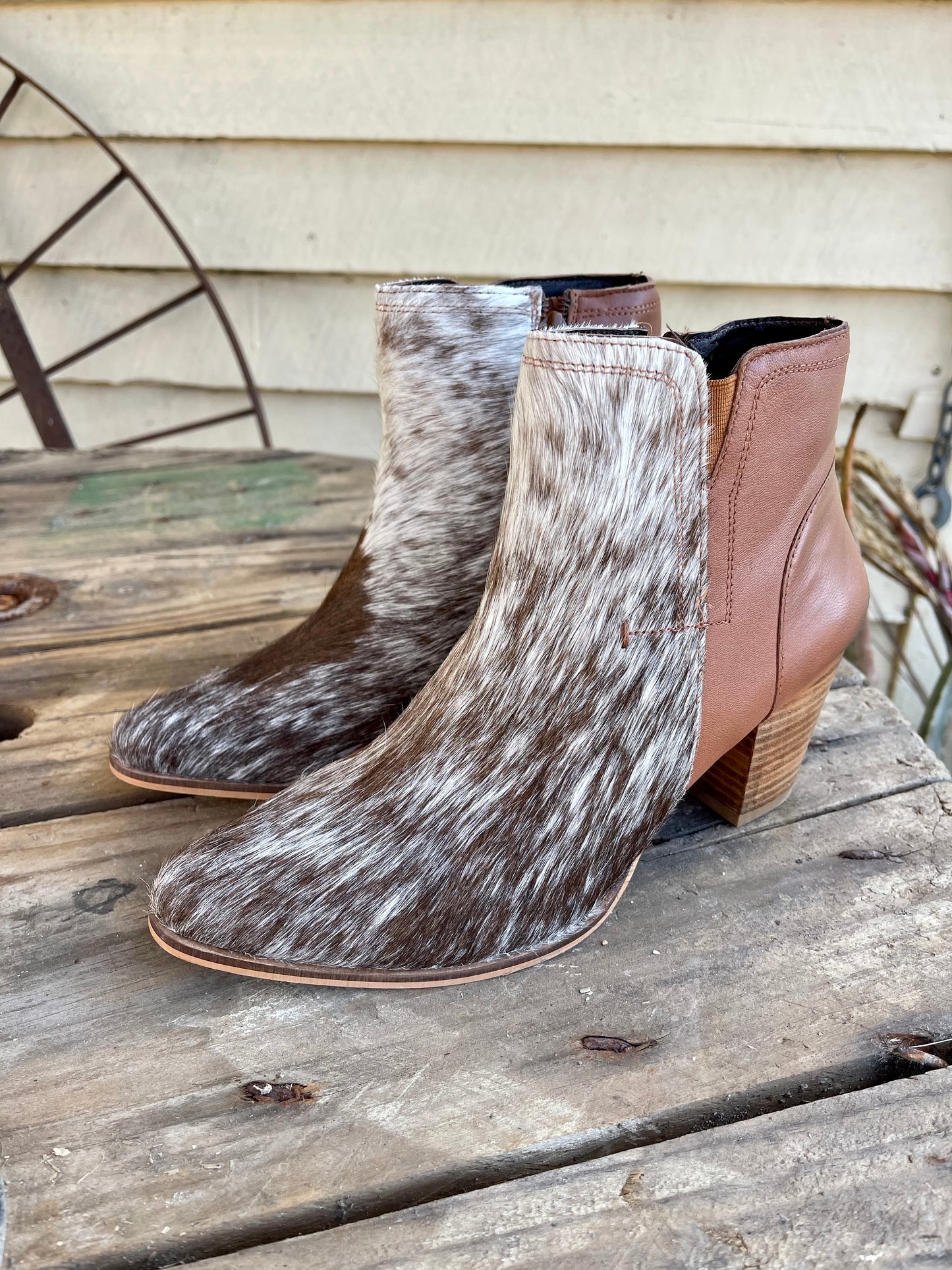 DELILAH COWHIDE BOOTS TAN AND WHITE